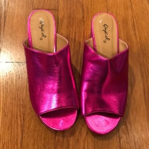 Funky hot pink Qupid heeled sandals. 💕🦋